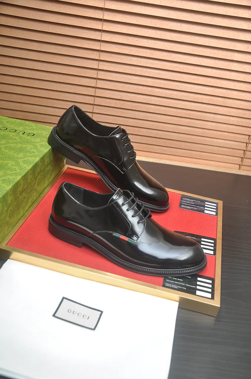 Men's shoes💰500💶Italy's top luxury men's shoe giant (GUCCI) (Gucci) (full cowhide lining) new arrival🍃Original European style🔰 Pleasant to the eye😍In order to make the shoes more durable and non-deformable🌀The production continues to follow traditional methods but there is still no lack of innovation💪Choose original sheepskin for the leather♻️ Smooth and natural And extra bright ⭐Made of imported cowhide, the first choice of rich people 38-45 (45 customized)